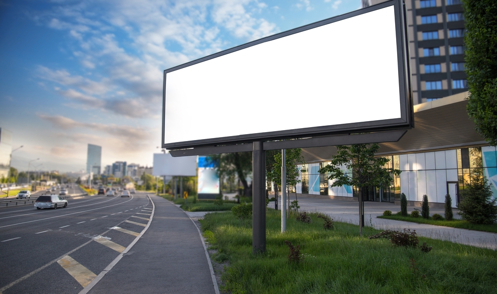 Baner reklamowy na budynku czy billboard - jak reklamować się w mieście?